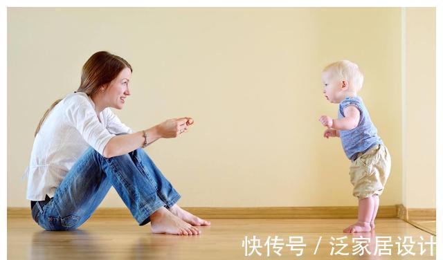 大动作|孩子几时会坐、爬、站?一岁前宝宝大动作发育表,妈妈要牢记
