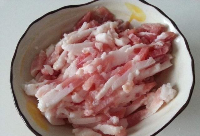  干净|炸酥肉时，别只会裹面粉！多加“这3味”，酥肉香脆不回软