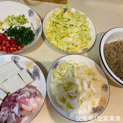 白菜炖粉条这样做也太好吃了，每天下饭都靠它