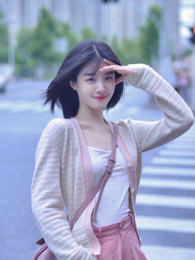 美甲|想提升气质,穿衣不用太复杂,紫色西服+西裤简约干练,超好看