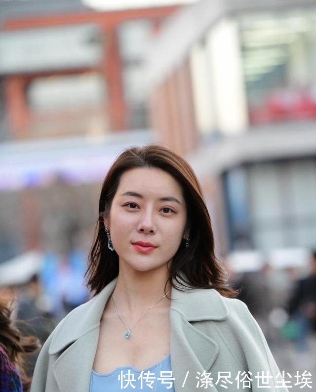 其他人穿沙滩泳衣,小姐姐你穿瑜伽裤做什么,但看起来很漂亮!