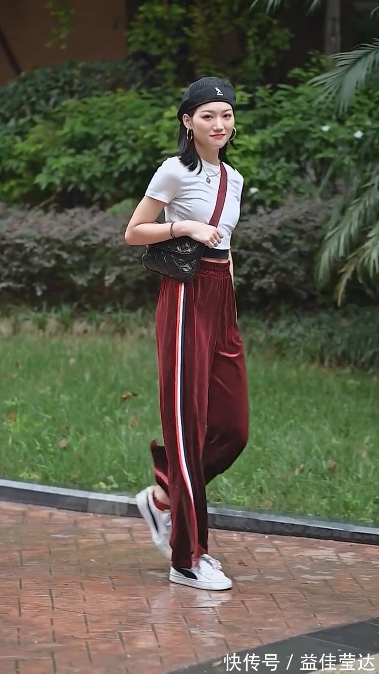 气场|街拍：职场女性搭配高跟鞋，气场时尚更有魅力