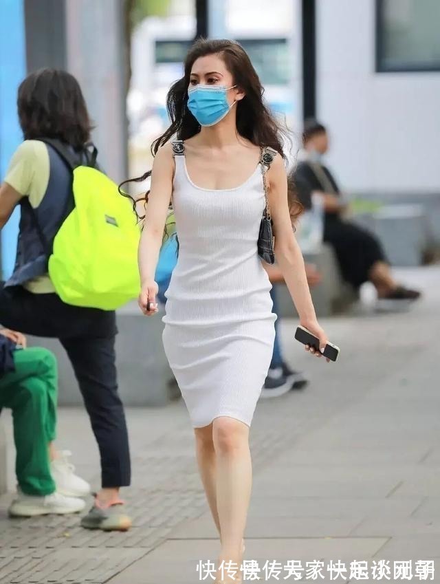 着装|丰腴凹凸的连衣裙美女，让着装造型远离廉价感，超级吸睛