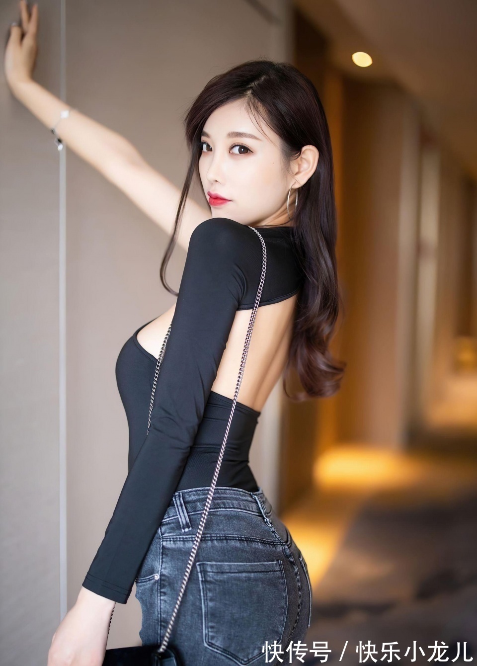 玄色 小酒窝和长长的睫毛就是这样的美丽,她的穿搭真的很时尚