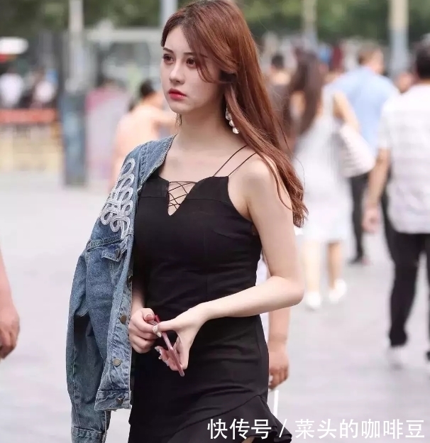 酷似|街拍:高颜值小姐姐酷似混血,一身黑色短裙非常有视觉冲击,漂亮