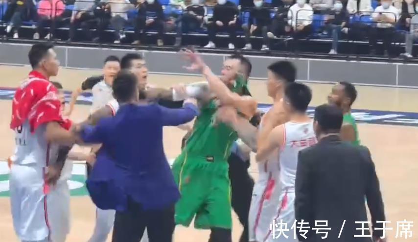 对骂|CBA冲突不断,两位名帅场边对骂,辽粤3人被驱逐,胡明轩垫脚争议