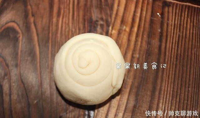 烙饼时,有人烫面,有人抹油,其实都不对,大厨教你正确做法