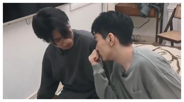 好好的恋爱综艺,变成了“男男官宣”,女嘉宾:是我们不够美吗?