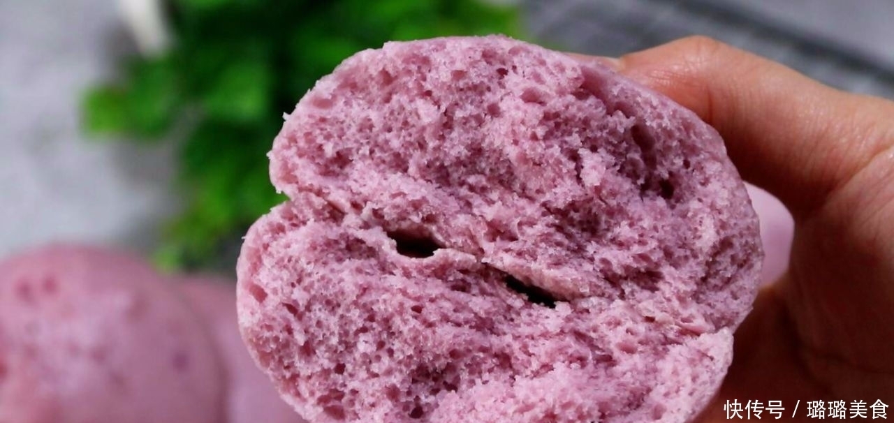 这是面粉的懒人做法,和面不加水,做出的馒头松软不塌,香甜可口