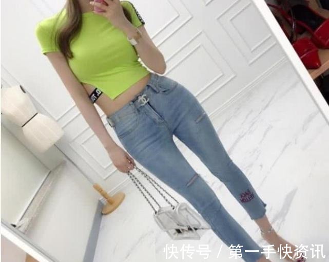 凸显 牛仔裤与T恤 把握青春美好时光, 凸显出自己的“柳条腰”!