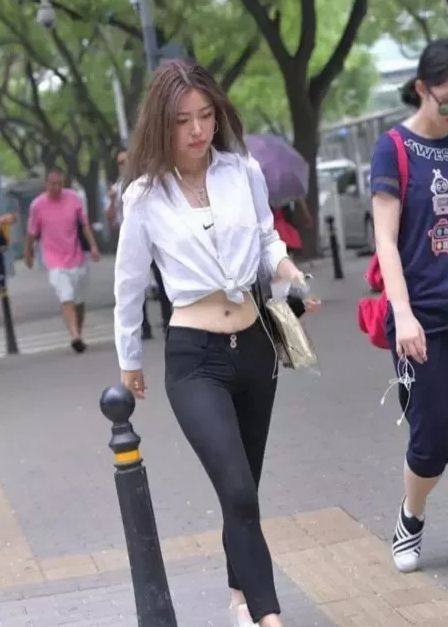 街拍|路人街拍,粉红色T恤搭配网格短裙,迷人又高贵