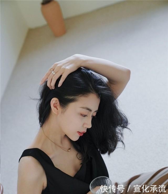 穿搭 奔四的女人尽量别留短发,很土!推荐这5款发型,太减龄!