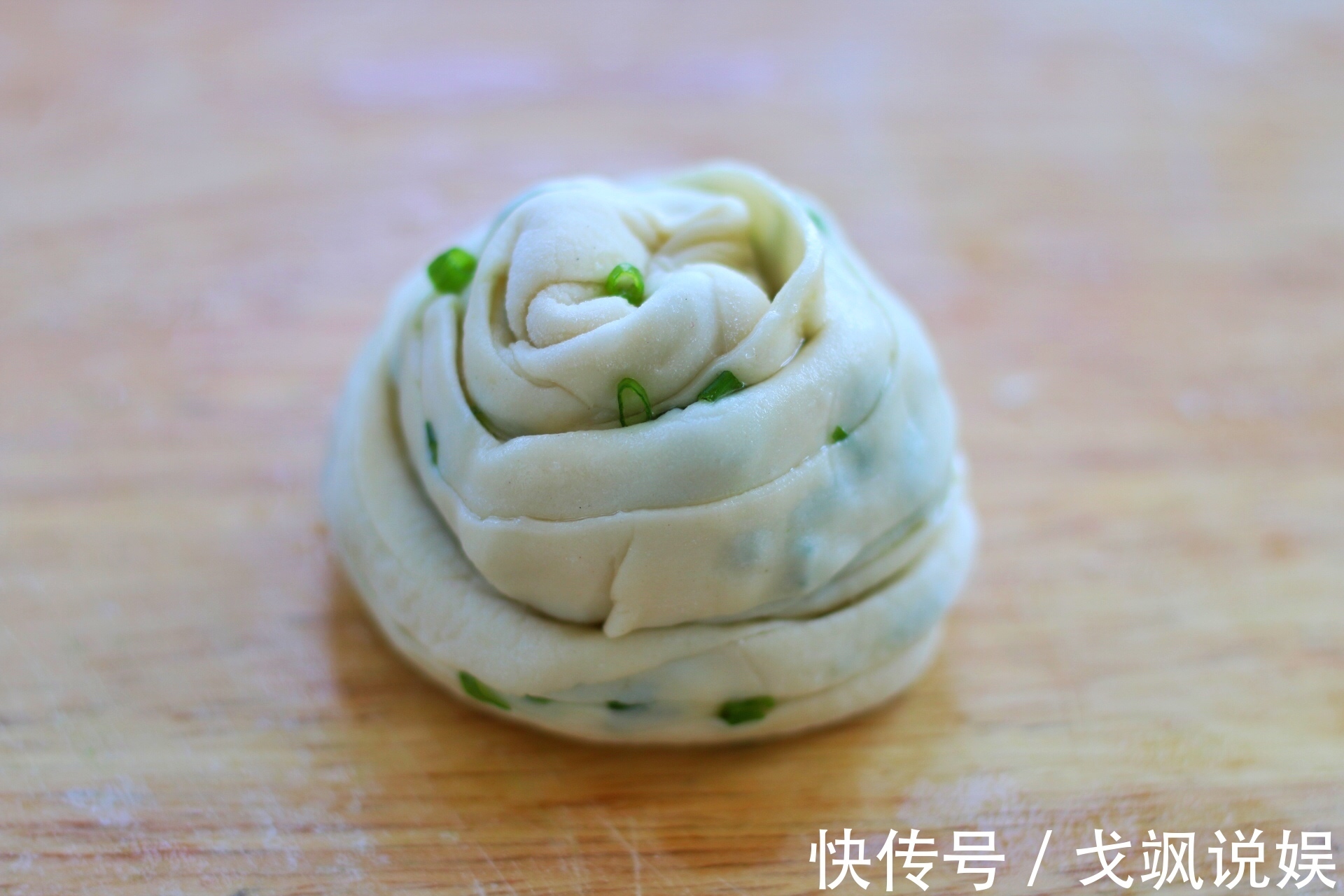 葱油饼如此做，外脆里嫩层次多到数不清，边烙边吃，烙完也吃饱了