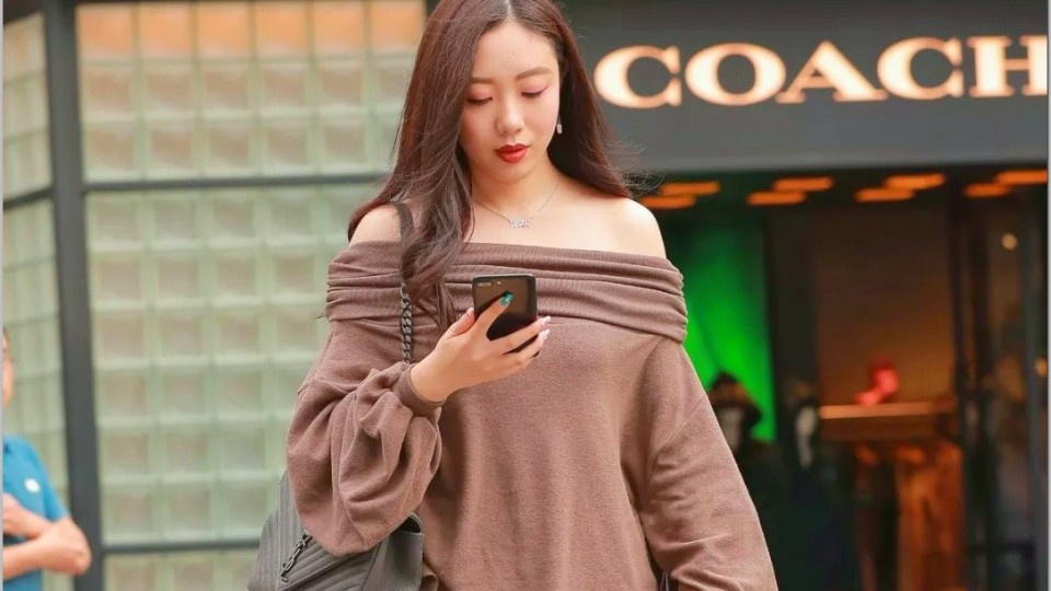 一字肩|美女一字肩上衣罩住黑色热裤, 正面背面都吸睛