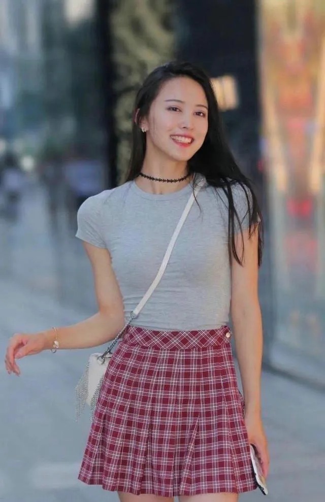 美女 美女穿灰色上衣搭配格子短裙,休闲质感扑面