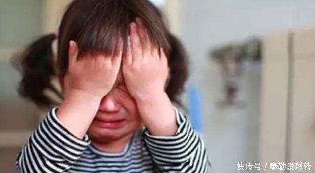小女孩|因忘记给孩子买饮料,5岁女孩狠踹妈妈5脚,爸爸的做法太解气