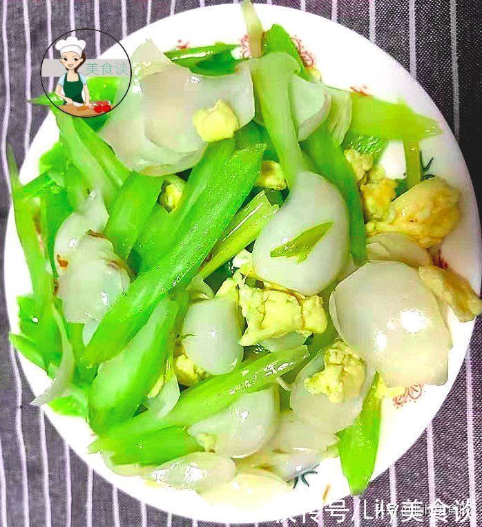 秋天,记得多吃这“一白一绿”,不放肉炒也很香,秋天吃它特养人