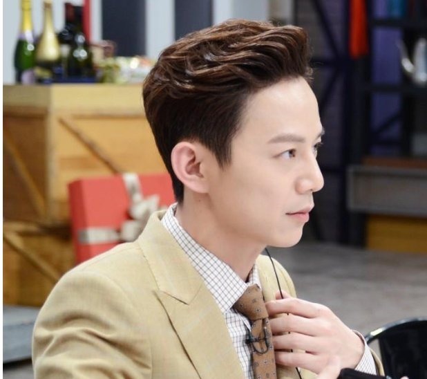 47歲何炅顏值翻車?頭部禿頂狀態差,不老男神真的老了嗎?