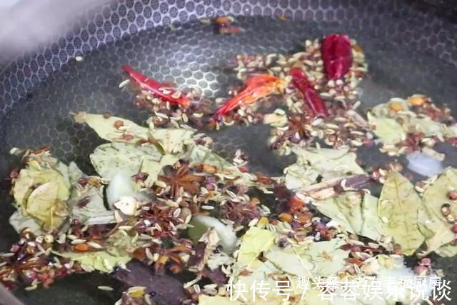 腌鸭蛋不可只放盐，教你正确做法，个个都流油，吃起来太香了