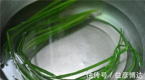 芹菜|医生不会告诉你，这是一种强碱性食物，血防脱发，年纪大了要多吃