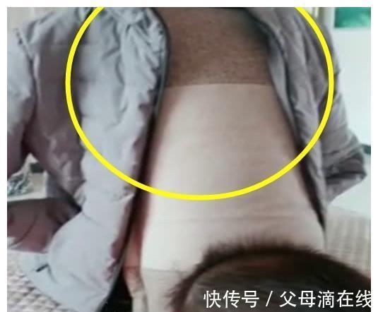 快递|妈妈下楼拿快递，摆了个假妈妈盯着双胞胎，这画面原谅俺笑喷了