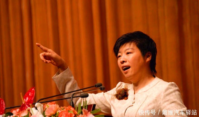 聚焦于丹的家庭背景,于丹在跌落神坛后,生活究竟怎样