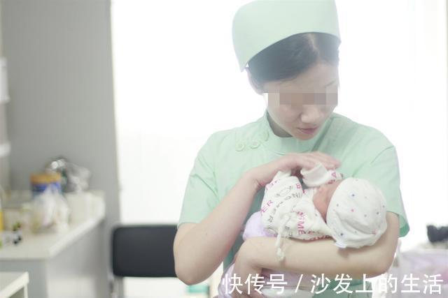 监控|宝宝睡醒后,监控拍下保姆手上一个举动,宝妈回去就给她涨工资