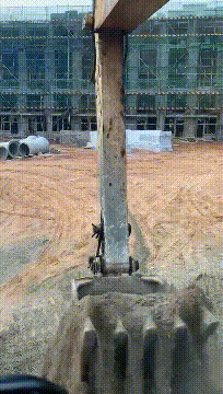 |笑话:这是啥意思啊,开挖掘机还带着媳妇?