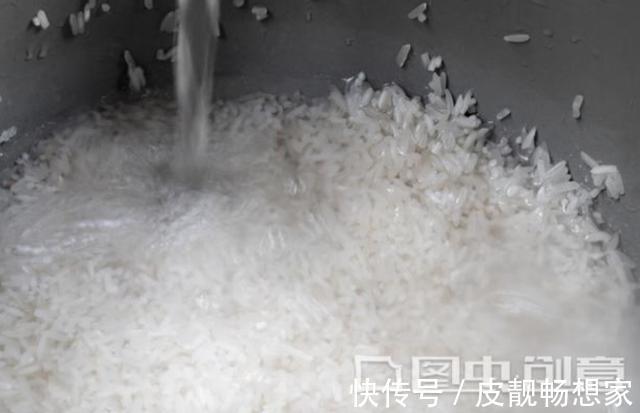 米饭|蒸米饭有人放醋有人放盐?都不对,教你一招,粒粒分明,还不粘锅