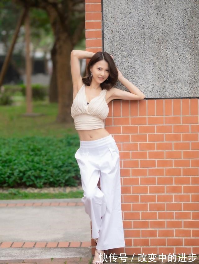 内衣 时尚有女人魅力的小背心搭配阔腿裤，显得风韵十足，很有女人魅力！