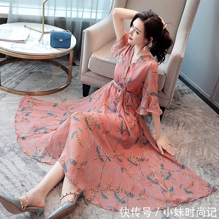 连衣裙|夏季减龄碎花大裙摆的连衣裙,美得无与伦比