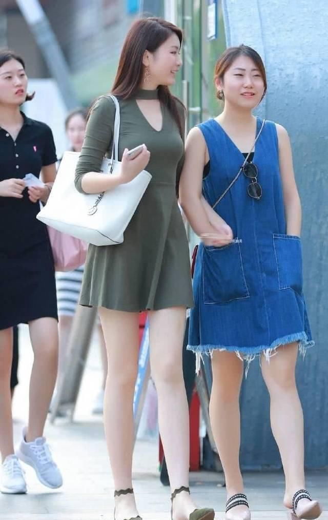 街拍穿短裙的小姐姐,朴素优雅,可谓是上得了天堂下得了厨房