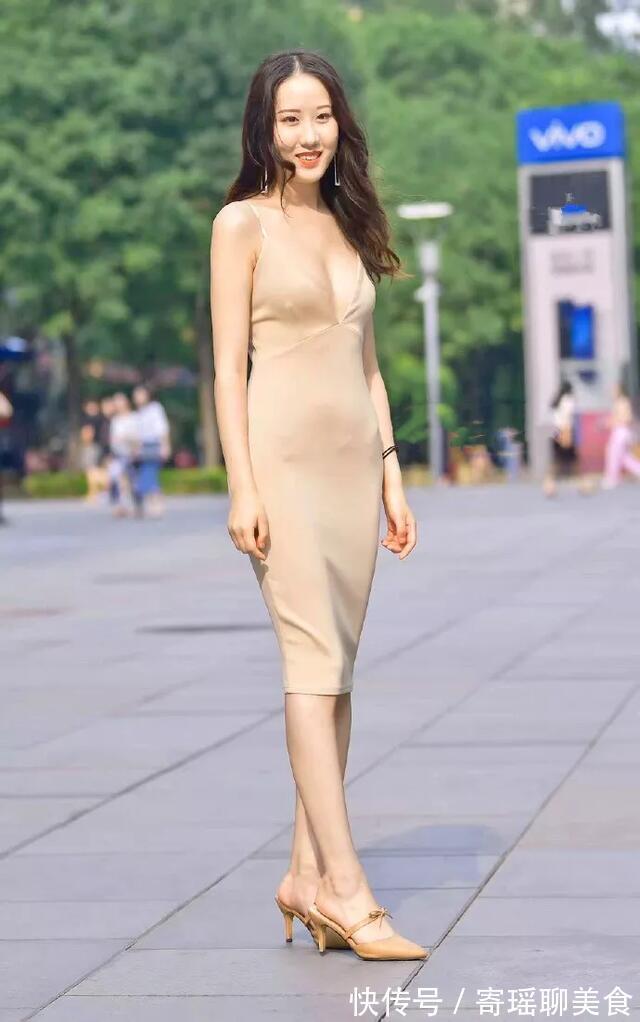大长腿|街拍微胖姑娘的穿搭，紧身牛仔裤，修身包臀裙，凸显大长腿