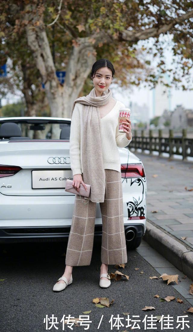 冬季穿搭拒绝平庸，实用的“毛衣+长裤”学起来，基础款也很时髦