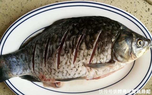 鲜嫩|腌鱼时,加盐腌制是大错,教你正确做法,鱼肉质鲜嫩,没一点腥味