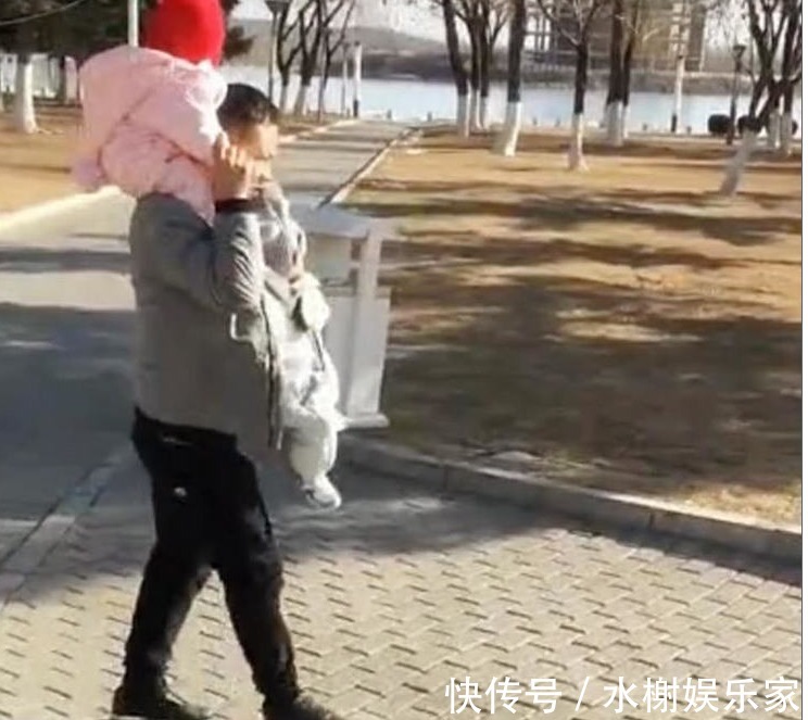 气乐|爸爸带龙凤胎遛弯“弄丢”儿子,妈妈急出泪花,爸爸转身后,气乐