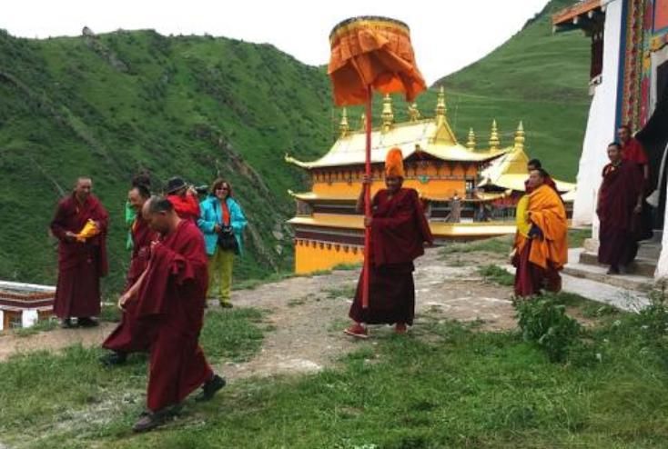  嘎丁寺|青藏高原上“特殊”的寺庙：僧人闭关长达10年，规定女性不得入内