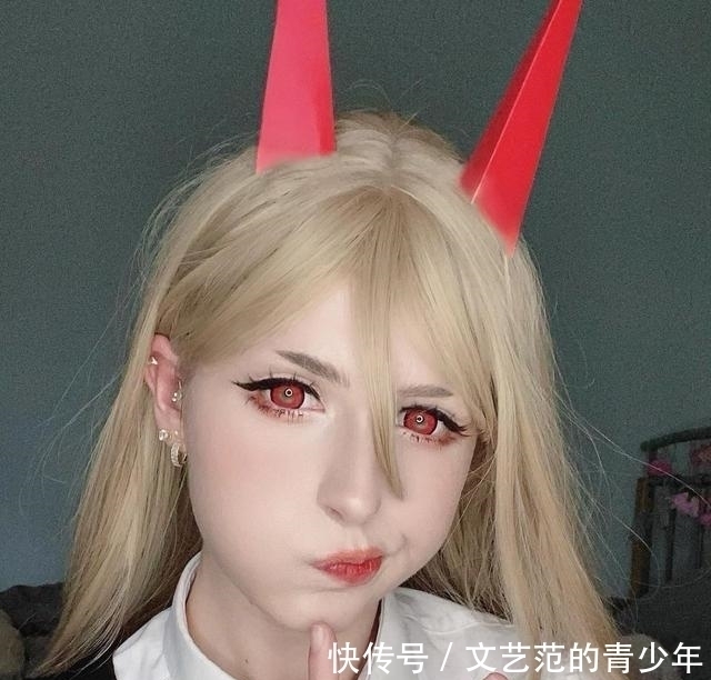 光熙|外国小姐姐驾驭《电锯人》,一人COS四个角色,这个玛奇玛我可以