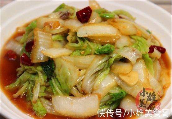 炒白菜，直接下锅是大错！大厨教你一招，白菜鲜嫩脆爽、不出水