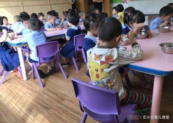 时分|儿子夸幼儿园饭菜香,每次吃两碗,妈妈看完老师,决定转学