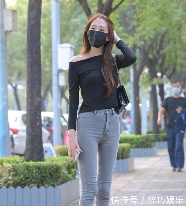 腰线 黑色一字肩长袖搭配灰色紧身打底裤,凸显腰线,穿出最好的效果!