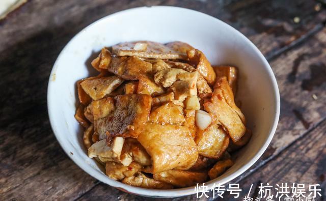 农家菜|舅舅一家来做客，妈妈做了8个农家菜招待，网友真富有