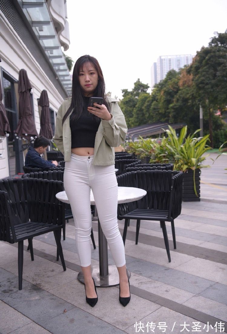 美女街拍 粉色的背心连衣裙 款式修身 戴上墨镜 时尚风采十足 全网搜 美女街拍 粉色的背心连衣裙 款式修身 戴上墨镜 时尚风采十足 全网搜