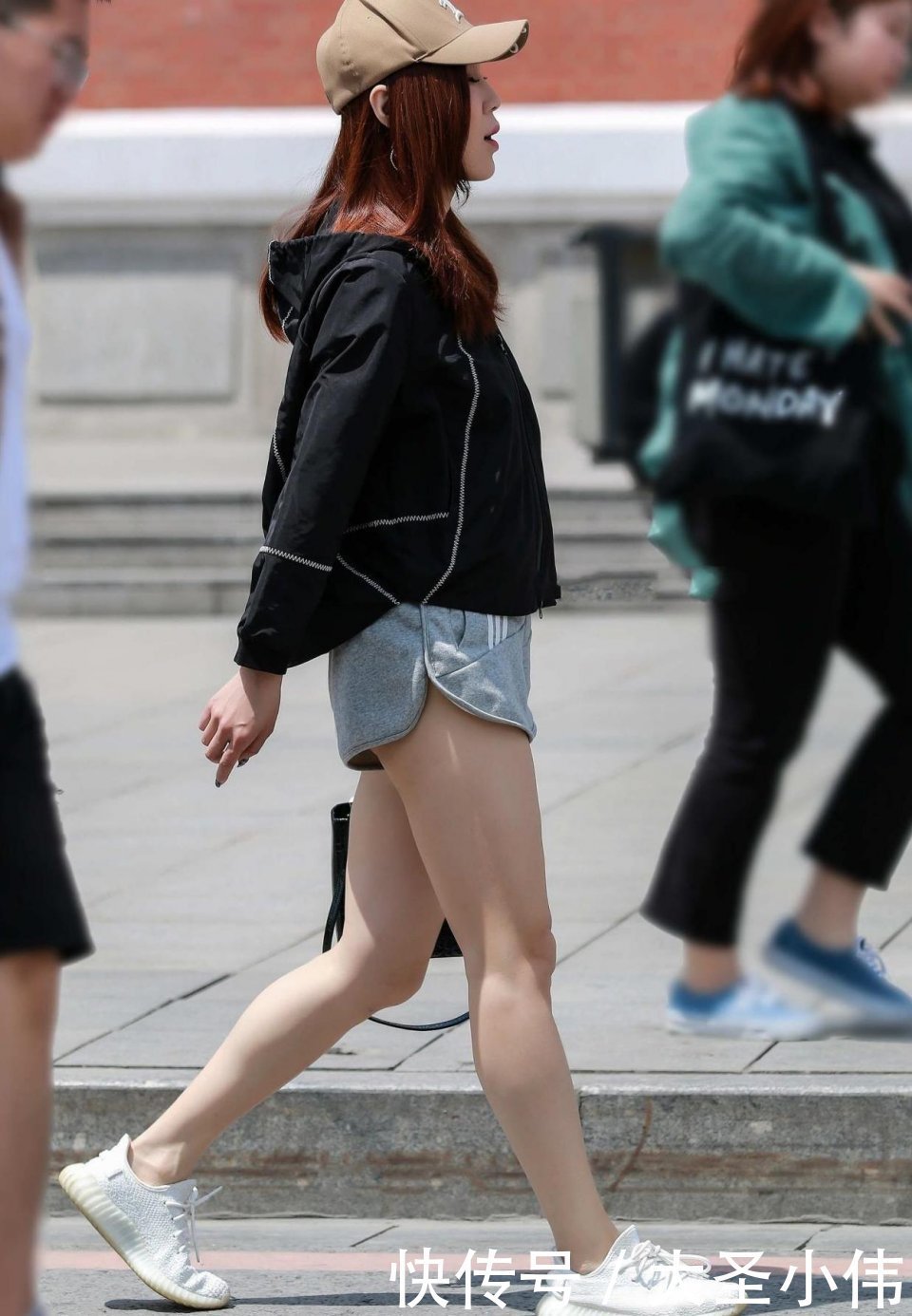 气质美女|美女街拍：气质美女，转过头后我惊艳了，你们觉得什么样的身材才算的上微胖