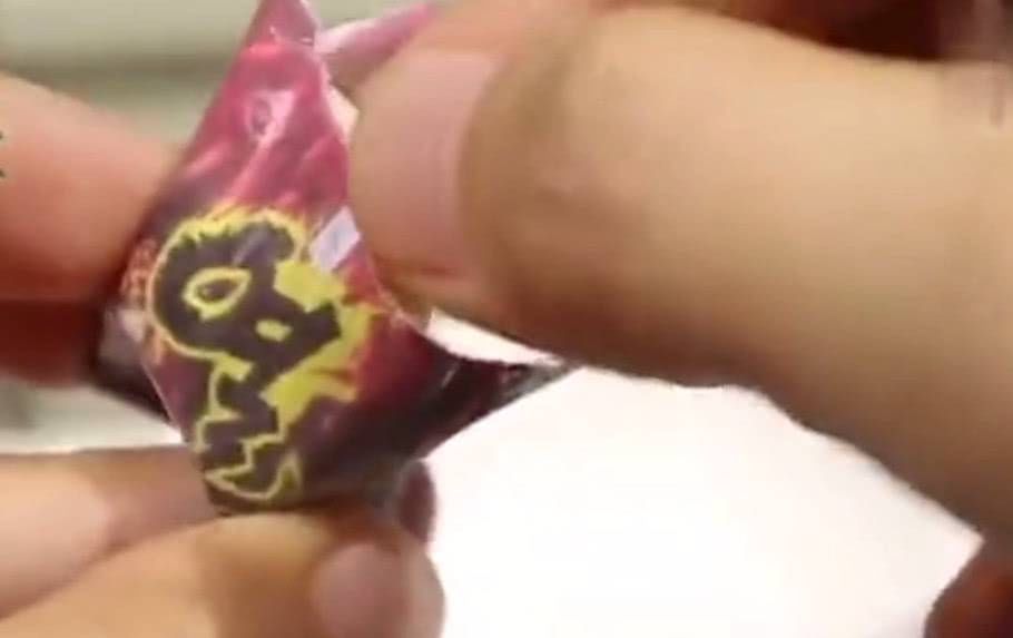 样子的方便面|世界上最小的泡面,一包只能够吃一口,网友给我五十包都吃不饱