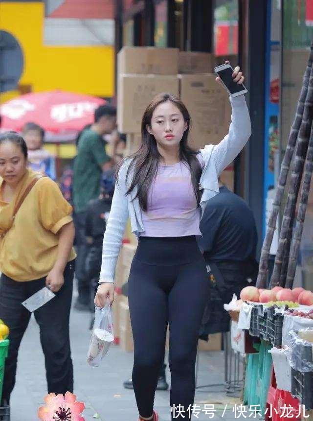 米色系 打底裤的多种风格搭配,搭配方面更是彰显个性,走路带风