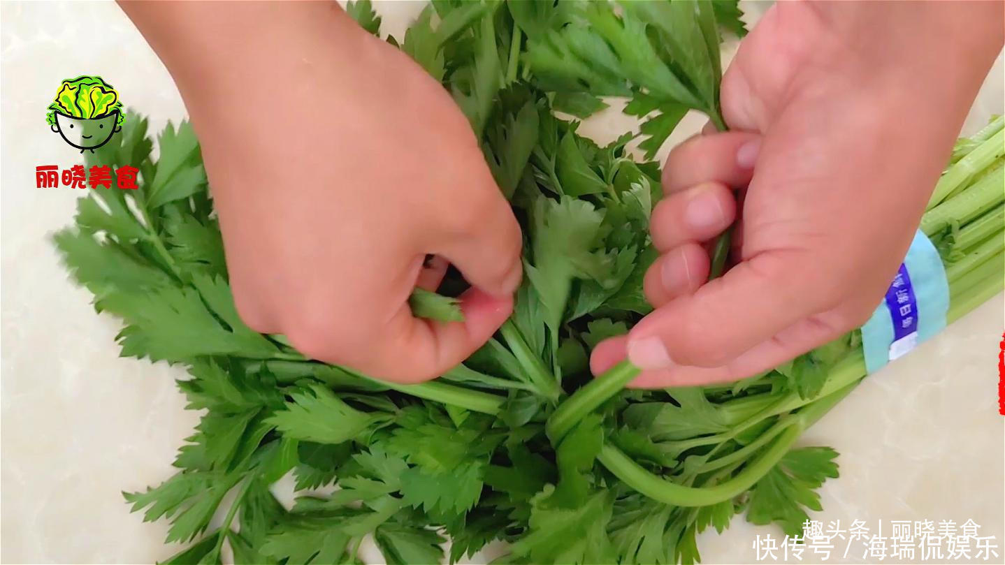 芹菜叶|芹菜叶别丢了,教你一种超美味吃法,简单好吃味道足,越吃越想吃