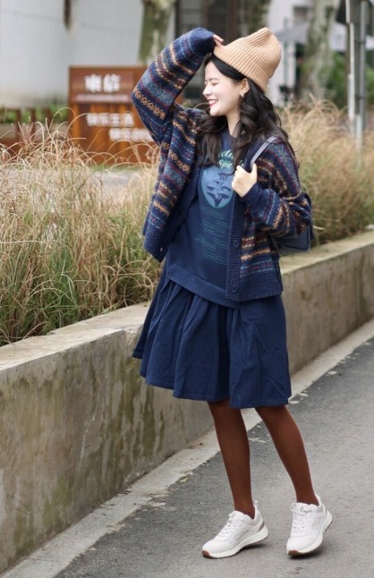 时髦|冬天的“毛衣”该怎么穿?建议搭配半身裙,让你温柔时髦有女人味