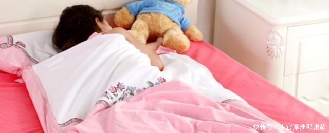 判断|小孩子刚出生的时候,我们该如何判断他们是否要盖被子呢