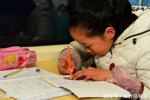 小学|低年级进不了班级前10，孩子该停掉补习班，父母需用陪学弥补落差